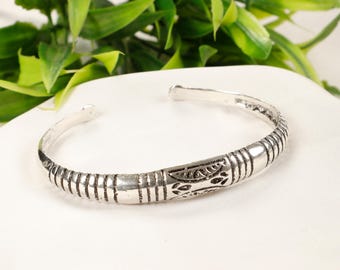 Rounded Ethnic Tuareg Bracelet || Adjustable Berber Cuff Bracelet || Unisex Brass Bracelet Engraved with Oriental Geometric Patterns
