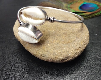 Silver Color Adjustable Bracelet with Cowrie || Adjustable Ethnic Face to Face Bracelet with Shells || Silver Bohemian Chic Bangle in Brass