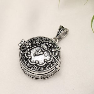 Collier médaillon à boîte secrète ouvrable | Pendentif vintage en laiton à motif floral | Collier pour cacher des souvenirs