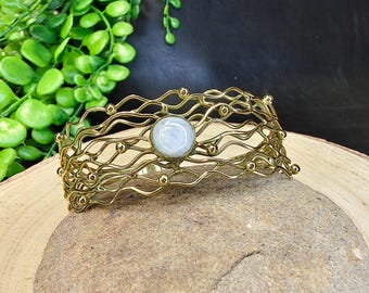 Intertwined Golden Brass Bracelet with Natural Stone || Wired Minimaliste Cuff bracelet || Wide Elegant Women's Bangle Bracelet