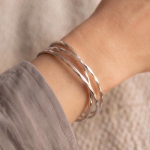 Conjunto minimalista de pulseiras marteladas entrelaçadas | Pulseira de pulso de três camadas | Joias de pulso empilháveis estilo boho | Pulseira étnica texturizada em latão