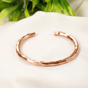 Armband van gehamerd koper || Therapeutische koperen manchet || Minimalistische uniseks koperen armband