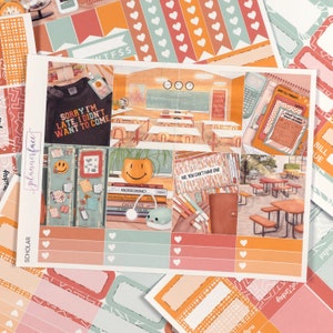 Kit hebdomadaire d'autocollants pour agenda scolaire Scholar pour agendas verticaux de 1,5 pouce (7 x 9, B6, A5) Autocollants fonctionnels et décoratifs inclus SVK