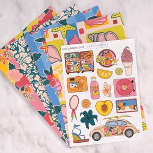 Puede incluir: Una colección de pegatinas para planificador y papeles estampados con temática veraniega. Las pegatinas presentan ilustraciones de una nevera portátil, un cono de helado y un coche vintage. Los papeles tienen estampados florales y de conchas en rosa, azul y amarillo.