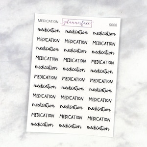 Puede incluir: Una hoja de pegatinas para planificadores con la palabra "medicación" repetida en varios tamaños y estilos. Las pegatinas son blancas con letras negras y están dispuestas en tres columnas. El texto "plannerface" y "S008" también es visible en la hoja.
