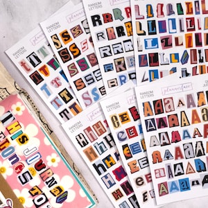 Könnte beinhalten: Eine Sammlung von Stickerbögen mit Buchstaben im Ransom-Stil in verschiedenen Farben und Schriftarten. Die Bögen sind mit "RANSOM LETTERS" und "plannerface" beschriftet. Ein Notizbuch mit dem Text "THIS JOURNAL BELONGS TO:" ist ebenfalls zu sehen.