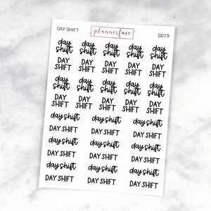 Puede incluir: Una hoja de pegatinas para planificadores con el texto "day shift" escrito en varios estilos y tamaños. Las pegatinas son blancas con texto negro y están dispuestas en una cuadrícula.
