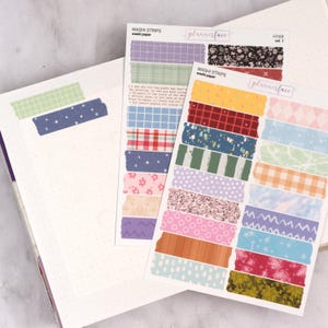 Può includere: Fogli di strisce di nastro washi in vari colori e fantasie, tra cui floreali, a quadri e glitter. L'immagine mostra anche un taccuino con strisce di nastro washi applicate alle pagine. Il testo "WASHI STRIPS washi paper" è visibile.