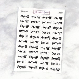 Könnte beinhalten: Eine Blatt Planer-Aufkleber mit dem Text "DAY OFF" und "day off", der in schwarzer Schrift auf weißem Hintergrund wiederholt wird. Die Aufkleber sind für die Verwendung in einem Planer oder Tagebuch gedacht.