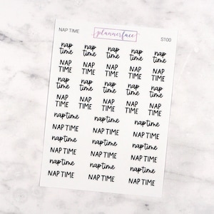 Puede incluir: Una hoja de pegatinas transparentes para planificadores con texto negro que dice "nap time" y "naptime" en varios tamaños y estilos. La hoja está etiquetada como "S100" y "plannerface".