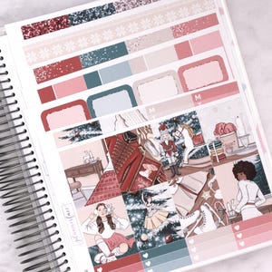 Può includere: Un foglio di adesivi per planner con un tema di vacanza invernale. Gli adesivi presentano illustrazioni di uno schiaccianoci, una ballerina e altri elementi festivi in tonalità di rosso, rosa e verde acqua. La parte superiore del foglio ha strisce decorative glitterate.
