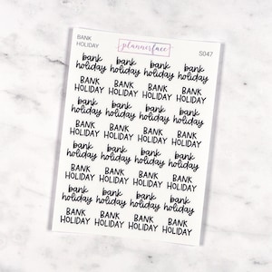 Puede incluir: Una hoja de papel adhesivo blanco con texto negro que dice "BANK HOLIDAY" repetido varias veces. El texto está escrito a mano. La hoja también incluye el texto "plannerface" y "S047".