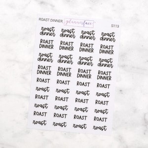Op de afbeelding: Een vel met transparante stickers met de tekst "ROAST DINNER" en "ROAST", die meerdere keren in zwarte cursieve letters wordt herhaald. De stickers zijn bedoeld voor gebruik in een planner of dagboek.