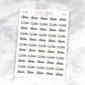 Può includere: Un foglio di adesivi per planner con la parola "clean" ripetuta in varie dimensioni e stili. Gli adesivi sono bianchi con lettere nere e sono visibili anche i testi "plannerface" e "S024".