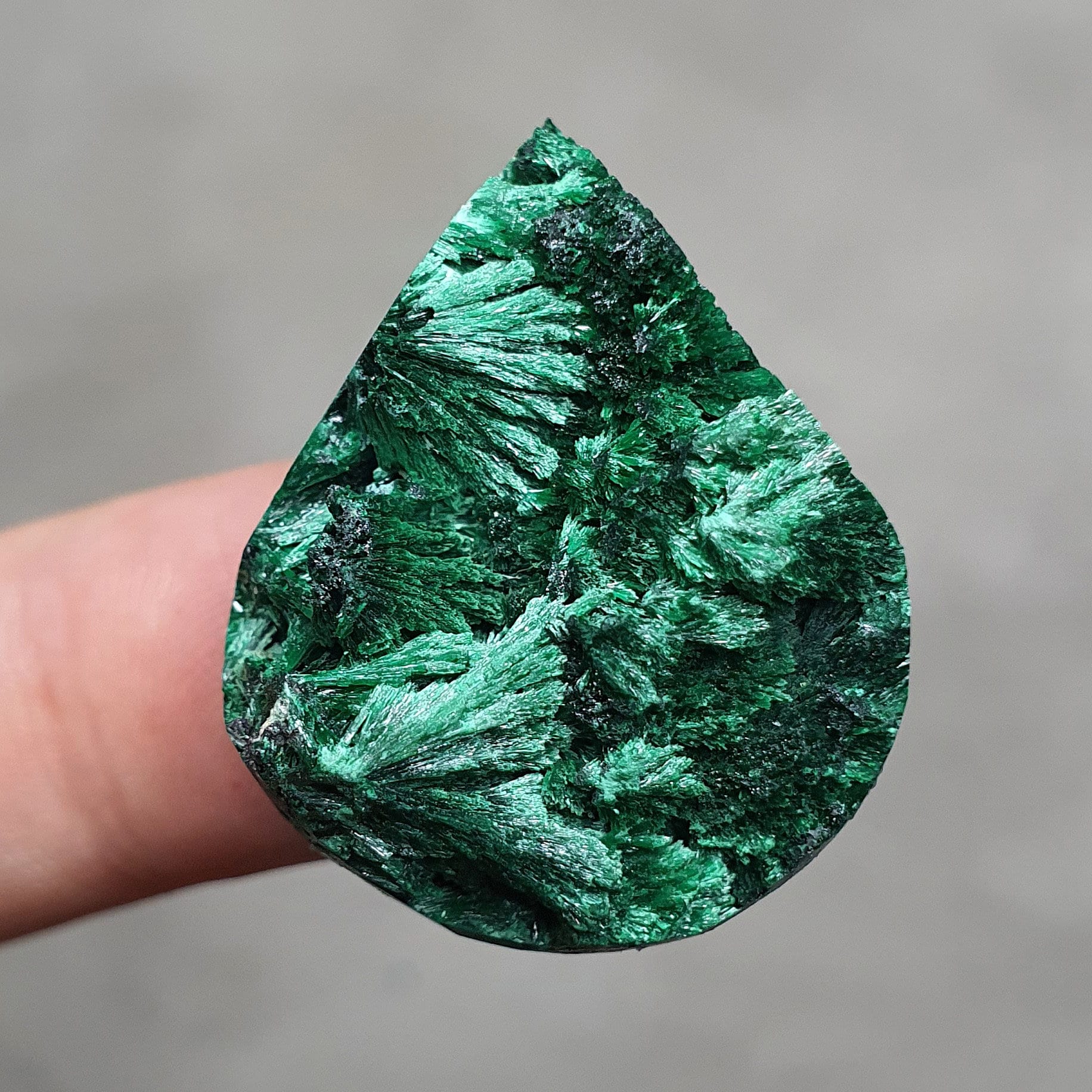 Радиально лучистый малахит. Шелковый малахит. Малахит плисовый камень. Плисовый малахит. Полированный плисовый малахит.