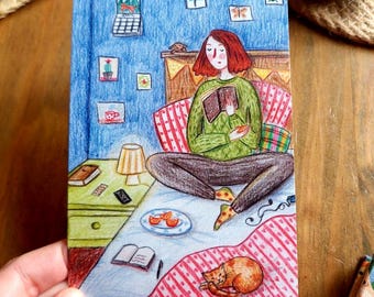 Może przedstawiać: Kolorowa ilustracja przedstawia osobę czytającą w łóżku, ubraną w zielony sweter i brązowe spodnie. Pomarańczowy kot zwinięty jest u stóp łóżka. Łóżko ma wzór w czerwono-białe paski.