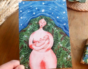 Może przedstawiać: Akwarelowa ilustracja osoby trzymającej dziecko. Osoba ma różowe ciało i zielone włosy, otoczona zielonymi liśćmi. Nad nim błękitne niebo z białymi gwiazdami. Grafika znajduje się na prostokątnej karcie.