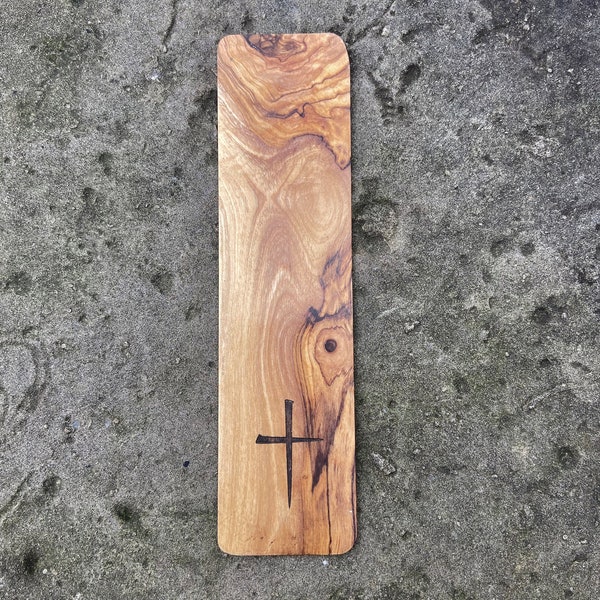 Marcapáginas de madera de olivo con cruz cristiana