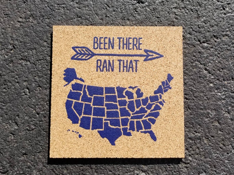 K&ouml;nnte beinhalten: Korktafel mit einer blauen Umrandung der Karte der Vereinigten Staaten und dem Text "Been There Ran That" mit einem blauen Pfeil, der nach rechts zeigt.