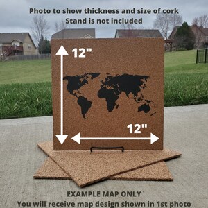 以下が含まれることがあります： 世界地図のデザインが印刷された、30.5cm&times;30.5cmの コルクボード。コルクボードは茶色で、地図は黒色です。コルクボードの下には、「EXAMPLE MAP ONLY」と「You will receive map design shown in 1st photo」というテキストが印刷されています。