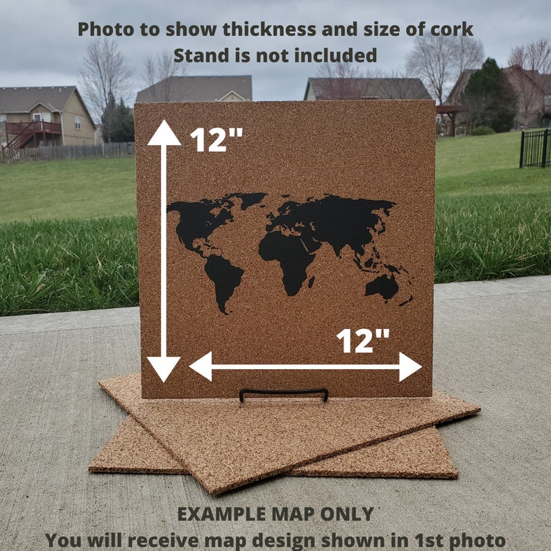 以下が含まれることがあります： 世界地図のデザインが印刷された、30.5cm&times;30.5cmの コルクボード。コルクボードは茶色で、地図は黒色です。コルクボードの下には、「EXAMPLE MAP ONLY」と「You will receive map design shown in 1st photo」というテキストが印刷されています。