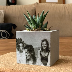 Maceta de hormigón con foto personalizada: Maceta de cemento gris hecha a mano para suculentas, regalo de cumpleaños