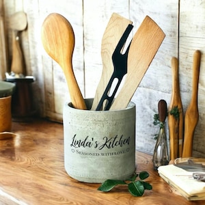 Personalisierter Beton Utensilienhalter, Benutzerdefinierte Küchendekor, Geschenk für sie, Steinzeug, Bauernhausdekor, Einweihungsgeschenk, Muttertagsgeschenk