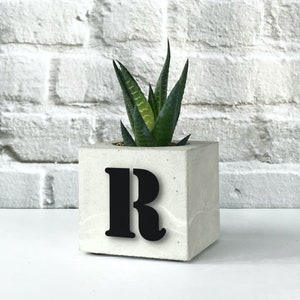 Plantador de concreto com impressão inicial, vaso de flores com monograma, presentes personalizados, vasos de cimento, presente personalizado para ela, presentes para ele, vaso de plantas