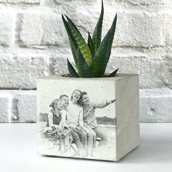 Kohlezeichnung Foto auf handgefertigtem Betontopf, personalisiertes Geschenk für Mama, individuelles Portrait Pflanzentopf, individuelles Geschenk, Muttertagsgeschenk,