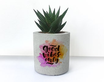 Good Vibes Only Bedruckter Beton Übertopf, Kaktus Halter, personalisierte Geschenke, Sukkulentenhalter, Geschenk für Ihn, Pflanzentöpfe, Hochzeitsgeschenke