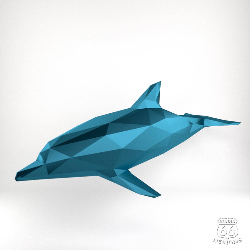 Może przedstawiać: Niebieski origami w kształcie delfina z geometrycznym wzorem. Delfin jest wykonany z papieru i ma efekt 3D.
