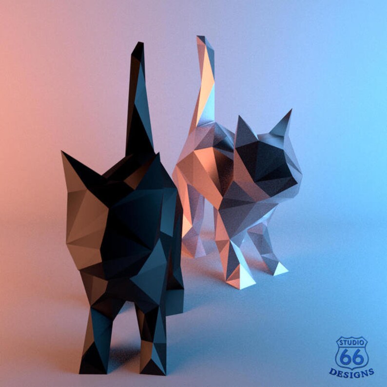 K&ouml;nnte beinhalten: Zwei Origami-Katzen, eine schwarze und eine silberne, stehen nebeneinander. Die Katzen sind aus gefaltetem Papier und haben ein geometrisches Design.
