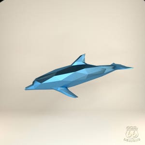 Może przedstawiać: Niebieska rzeźba delfina origami. Delfin jest wykonany z papieru i ma geometryczny wz&oacute;r.