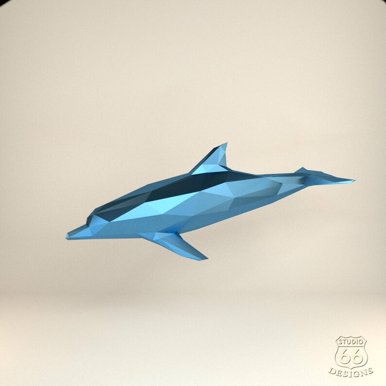 Może przedstawiać: Niebieska rzeźba delfina origami. Delfin jest wykonany z papieru i ma geometryczny wz&oacute;r.