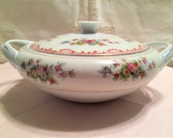 Cottage Chic 1930s China Dish w / Lid, Red Roses Covered Casserole Dish, Made in Japan, Floral China Table Decor, Display China, Cadeau vintage