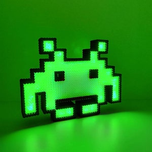 Lámpara alienígena de píxeles verdes de Space Invaders: luz LED retro gamer hecha a mano