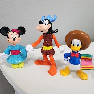 Zestaw 3 figurek Myszki Miki McDonalds Mickey Mouse World Tour z wizerunkami Minnie, Goofy&#39;ego i Kaczora Donalda