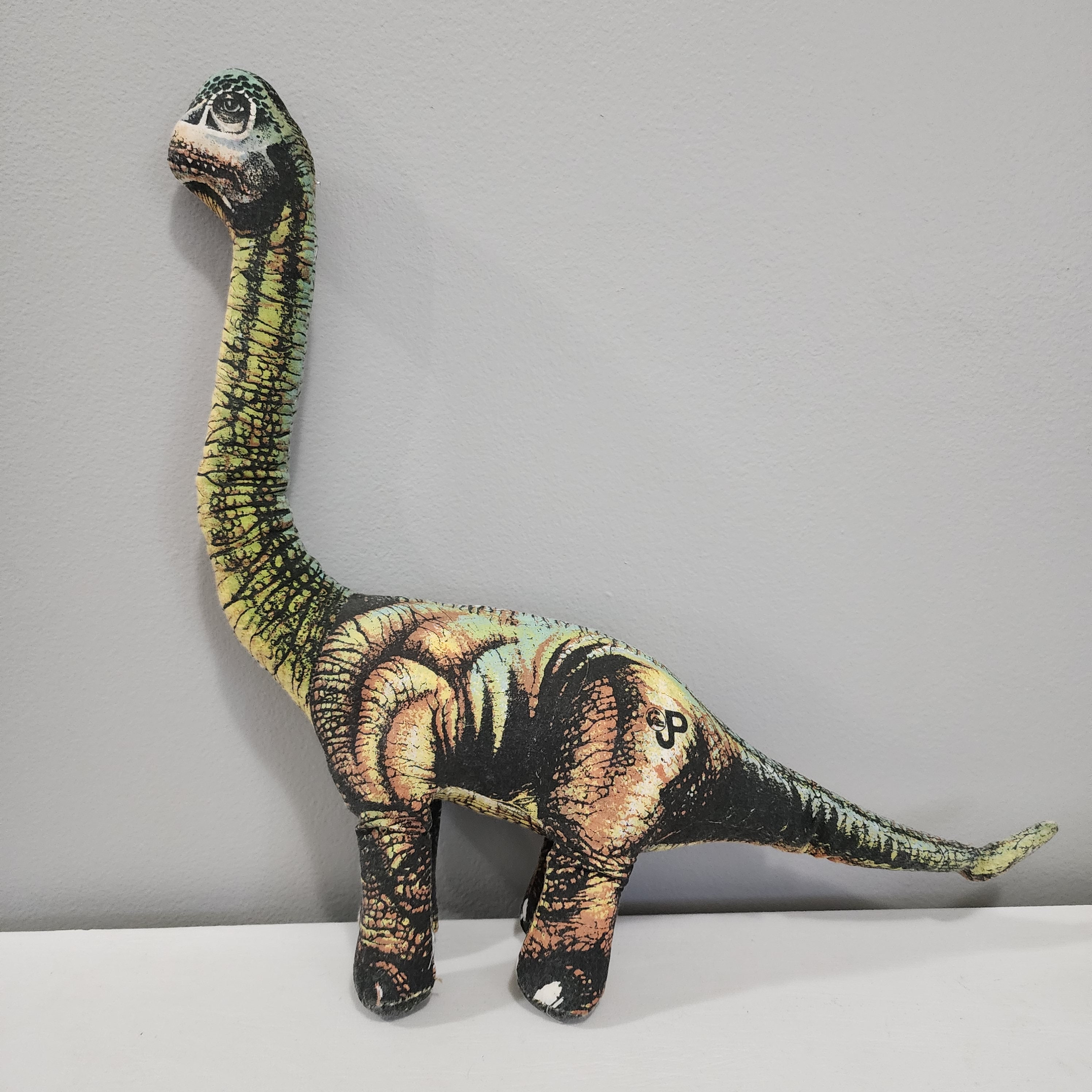 Bruce la grande peluche dinosaure Stegosaure