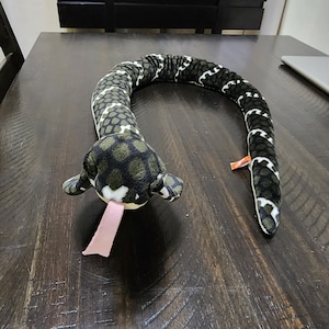 巨大なフード付きコブラぬいぐるみ 48インチ ワイルドリパブリック
