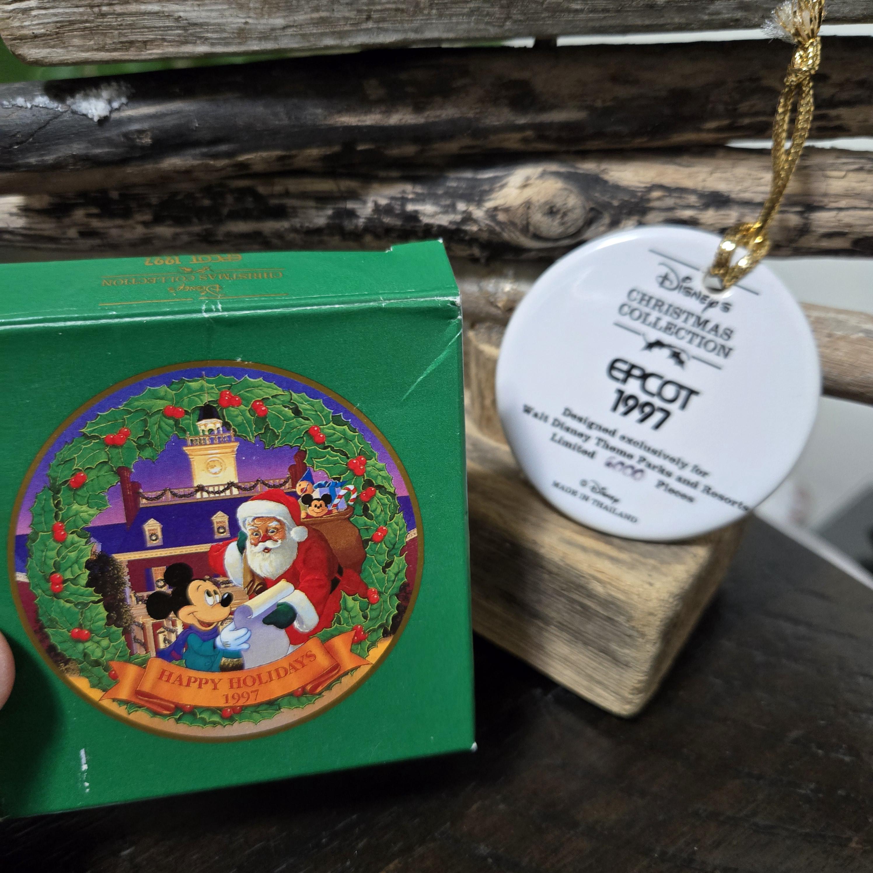 ウォルト・ディズニー 1997年限定版 ミッキーとサンタの陶器製