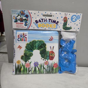 Puede incluir: Un juego de libros para la hora del baño empaquetado para niños de 2 años en adelante. El juego incluye un libro con una ilustración de oruga, ventosas azules y una bolsa de almacenamiento de malla. El embalaje dice "Bath Time Books".
