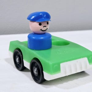 Vintage Little People Plastikowy Mężczyzna Chłopiec Policjant Niebieska Koszulka Czapka Pilot Policjant z Zielonym Samochodem