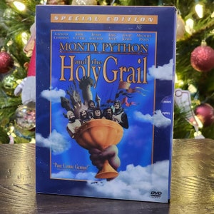 Op de afbeelding: Een DVD-hoes voor de film Monty Python and the Holy Grail. De hoes is blauw met een afbeelding van de personages uit de film die de Heilige Graal vasthouden. De tekst op de hoes luidt "Monty Python and the Holy Grail" en "Special Edition".