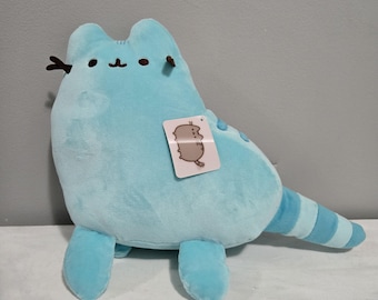 GUND Pusheen Dinosheen Peluche Gatto Dinosauro Blu - Lungo 40 cm