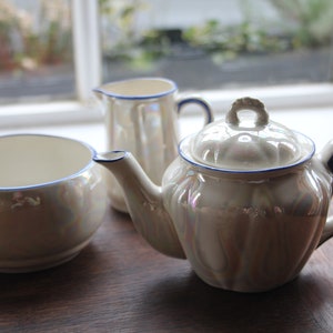 Petit service à thé irisé vintage avec bordure bleue - Petite théière, sucrier et pot à lait - Tea For One