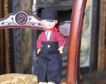 Bambola in costume vintage con zoccoli e camicia a righe rosse - Olandese, Olanda, Paesi Bassi