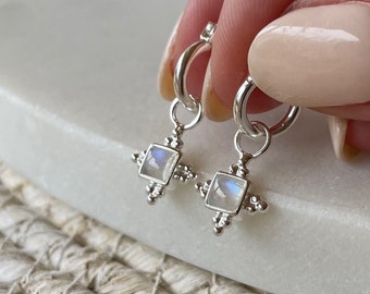 Orecchini A Cerchio Piccoli Con Pietra Di Luna In Argento 925: Huggie Con Cristallo Per Donne