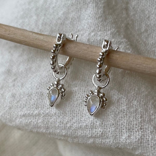 Avery Mini Hoop Boucles d’oreilles, Petits cerceaux en pierre de lune, Cerceaux de tous les jours délicats, Bijoux en pierre de naissance de juin, Cadeaux pour elle, Tiny Silver Hoops