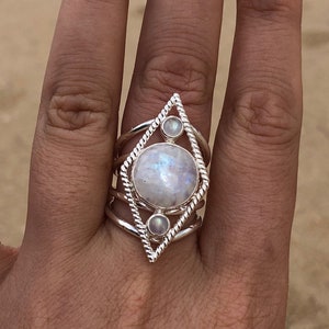 Anillo de declaración grueso de plata esterlina y piedra lunar arcoíris Vartamana, anillos de plata grandes, joyería de piedra lunar grande, joyería de piedra natal de junio