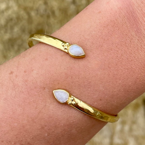 Savaya 14K Gold Rainbow Moonstone Bangle, 14K Gold Plated Jewelry, Gold Moonstone Bracelet, Moonstone Jewelry, Gold Cuff Rainbow Moonstone